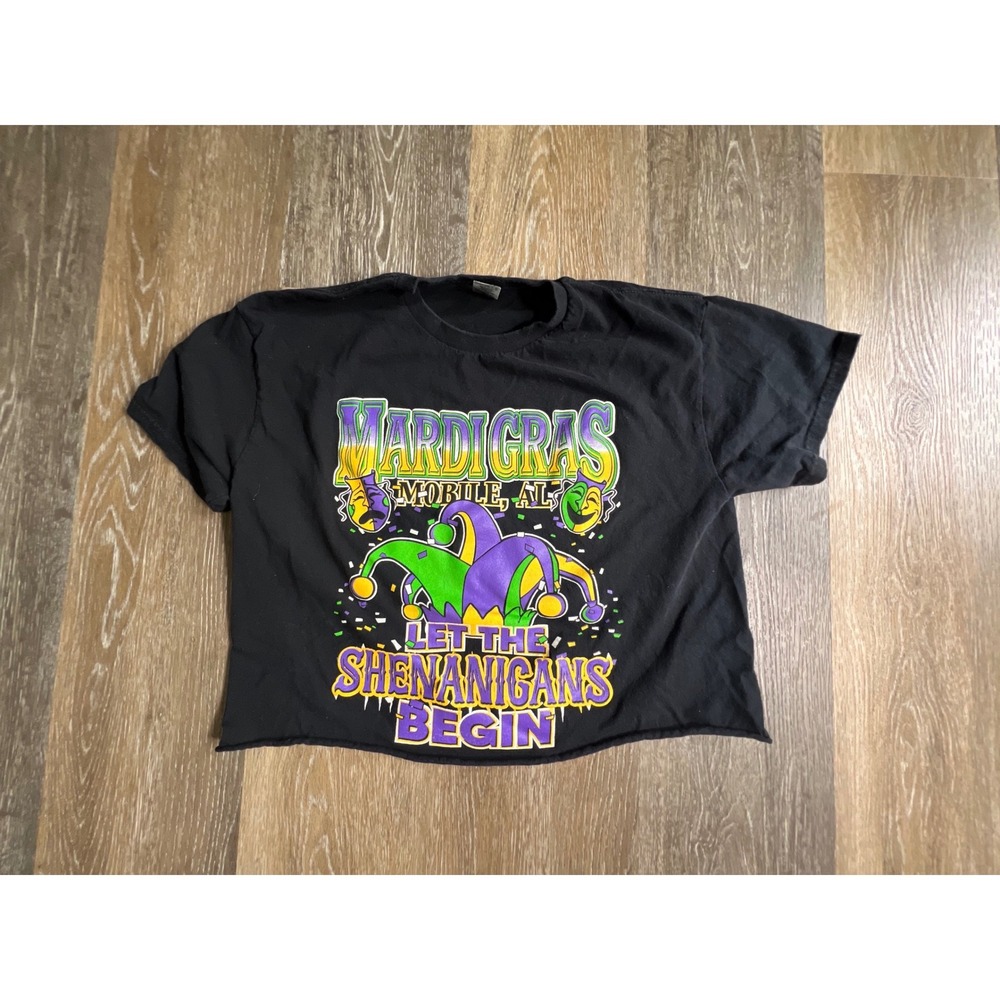 Gildan T-Shirt Womens Medium Black Mardi Gras Mobile AL Cropped Graphic Tee